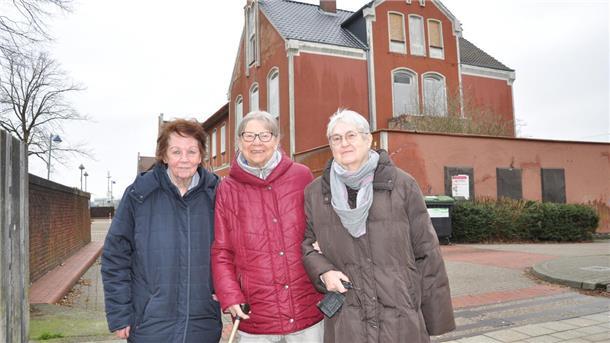 Marita Wettermann, Margot Nienaber und Annelies Hesse (von links) an dem Ort, an dem sie aufgewachsen sind: dem Nordenhamer Bahnhof.