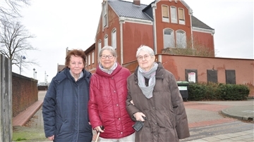 Marita Wettermann, Margot Nienaber und Annelies Hesse (von links) an dem Ort, an dem sie aufgewachsen sind: dem Nordenhamer Bahnhof.