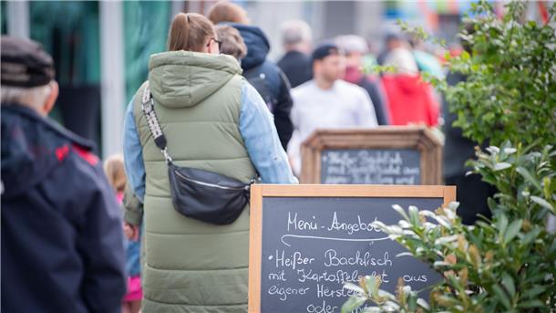 Hi, Fisch! Bilder der Fischparty im Fischereihafen Bremerhaven (mit Sonntag) Maritime kulinarische Leckerbissen wurden vor den Augen der Besucher zubereitet.