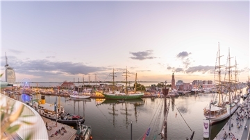 Maritime Tage 2022: Samstagabend der Festwoche mit Blick über den Neuen Hafen von der Dachterrasse des The Liberty Hotels. Foto: Hartmann