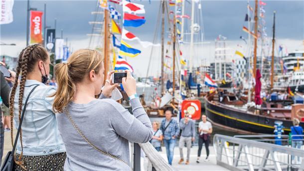 Mädchen fotografieren Schiffe im Neuen Hafen.