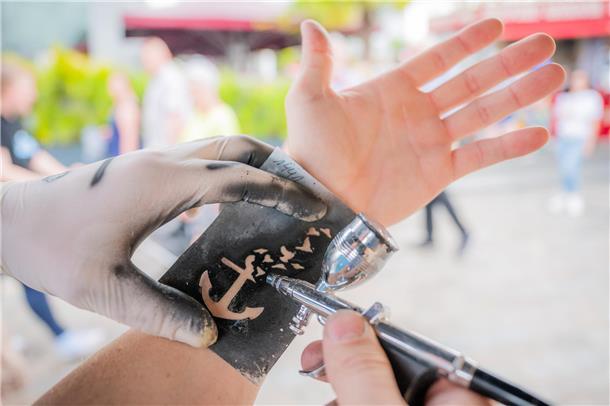 Maritime Tage in Bremerhaven: Das sind die coolsten Tattoos auf dem Fest (Fotos) Maritime Tattoos können sich die Festbesucher auch als Airbrush für den eigenen Festivalschmuck sprühen lassen.