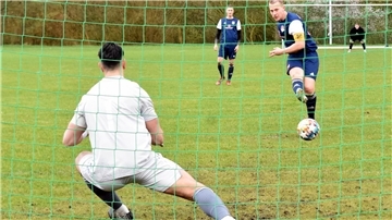 Marius Kuck erzielt vom Elfmeterpunkt das 1:1 für Stotel, Bokels Torwart Joel Prehn ist machtlos.