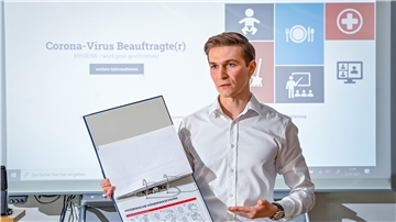 Mariusz Petryla ist einer von drei staatlich geprüften Desinfektoren des Unternehmens und schult regelmäßig Hygienebeauftragte.