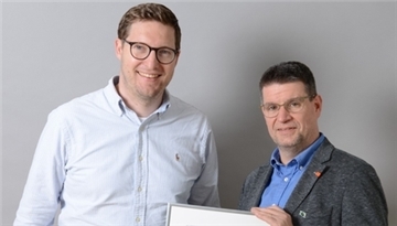 Mark Bruns (rechts) erhielt von Vorstandsmitglied Julian Lachnitt die Urkunde zur Gesamtprokura über die L.I.T. AG.