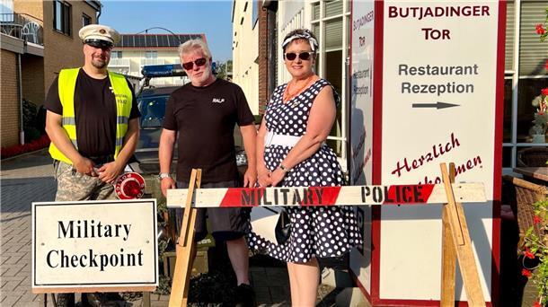 Drei Personen an einem Checkpoint