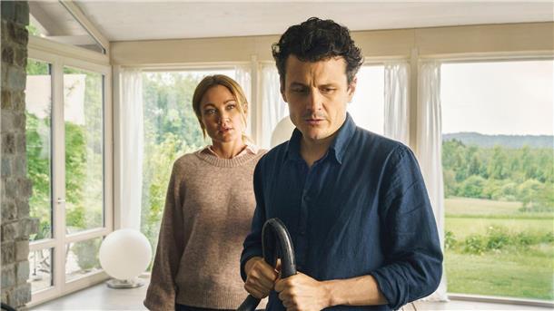 Potthoff und Rubey glänzen in „Irgendwas bleibt immer“ Mark (Manuel Rubey) erzählt Nina (Lisa Maria Potthoff) von seiner Angst, dass seine Vergangenheit ihn einholt.