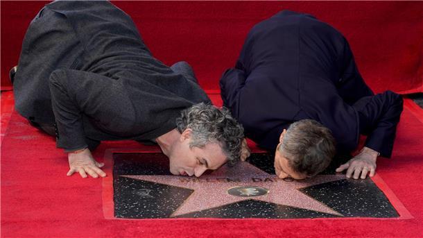 Mark Ruffalo (l) und Willem Dafoe bei der Zeremonie zu Ehren von Dafoe auf dem Hollywood Walk of Fame.
