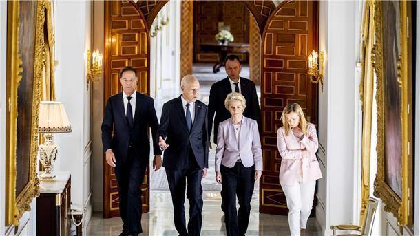 Mark Rutte (l) besucht zusammen mit Ursula von der Leyen (2.v.r) und Giorgia Meloni (r) Tunesiens Präsidenten Kais Saied.