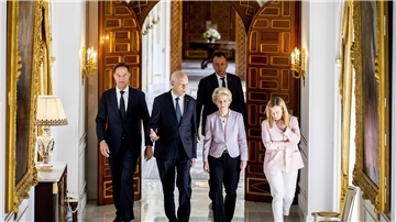 Mark Rutte (l) besucht zusammen mit Ursula von der Leyen (2.v.r) und Giorgia Meloni (r) Tunesiens Präsidenten Kais Saied.
