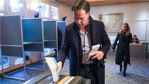 Niederlande: Wütende Wähler sorgen für politisches Erdbeben Mark Rutte, Premierminister der Niederlande, gibt in Den Haag seine Steimme für die Provinzwahlen ab.