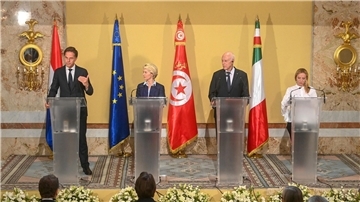 Mark Rutte, Ursula von der Leyen, Kais Saied, Präsident von Tunesien und Giorgia Meloni im Präsidentenpalast in Karthago.