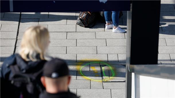 Markierungen auf dem Bahnsteig in Hamburg zeugen von der schweren Messerattacke, bei der 18 Menschen verletzt wurden. 