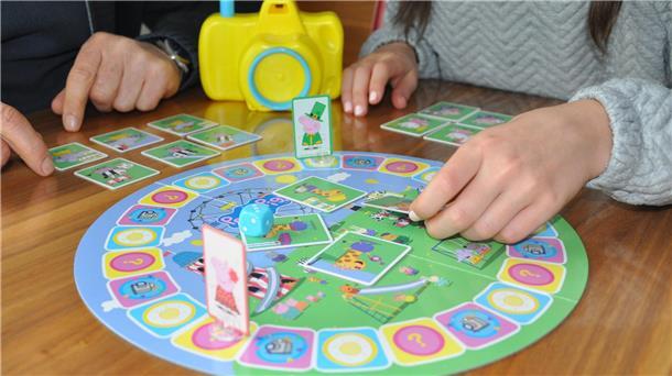 Markierungen auf dem Spielplan zeigen bei „Peppa Pig Funny Foto Game“ an, welche Möglichkeiten die Spieler haben und ob sie zum Beispiel ein Foto machen dürfen.