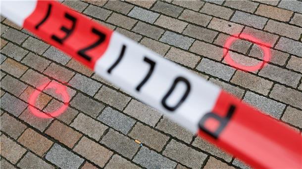 Tödliche Schüsse in Bielefeld - Polizei sucht Täter Markierungen der Kriminaltechnik am abgesperrten Tatort.