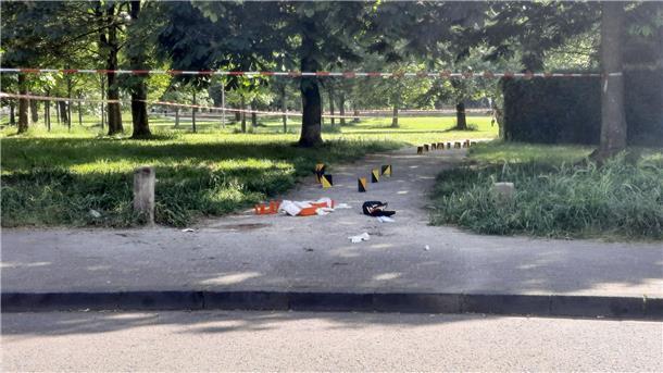 Mann durch Schüsse in Köln getötet: Bezüge ins Rockermilieu? Markierungen der Polizei dokumentieren den Tatort in einem abgesperrten Bereich im Böcking-Park.