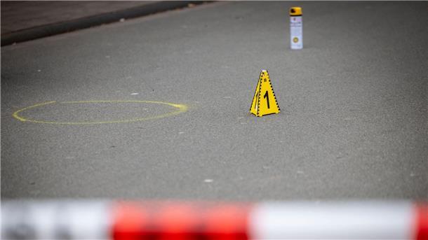 Messerangriff auf Kinder: Haftbefehl wegen versuchten Mordes Markierungen der Spurensicherung am Tatort in Duisburg.