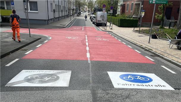 Rote Flächen kennzeichnen Kreuzungen und den Beginn der Fahrradstraße.