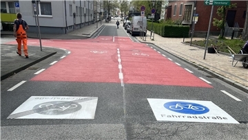 Rote Flächen kennzeichnen Kreuzungen und den Beginn der Fahrradstraße.