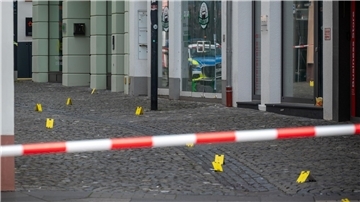 Markierungstafeln der Spurensicherung.