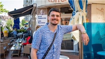 Marko Miholic ist für die FDP in die Stadtverordnetenversammlung - das Stadtparlament - eingezogen. Das Eiscafé „Azzurro“ an der Hafenstraße ist ein Stück Heimat für ihn.  