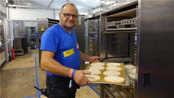 Einkaufen auf dem Deichbrand-Festival: Hinter den Kulissen des neuen Superstores Marktleiter Peter Kloss packt auch selbst mit an.