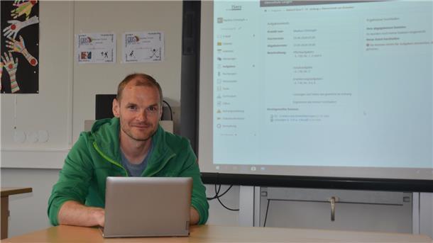 Markus Christoph, Klassenlehrer 7. Klasse OS Langen und Fachkoordinator für digitale Medien und Tabletklassen, demonstriert Homeschooling. Über Tablets sind Lehrer und Schüler verbunden.