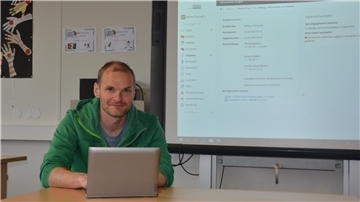 Markus Christoph, Klassenlehrer 7. Klasse OS Langen und Fachkoordinator für digitale Medien und Tabletklassen, demonstriert Homeschooling. Über Tablets sind Lehrer und Schüler verbunden.