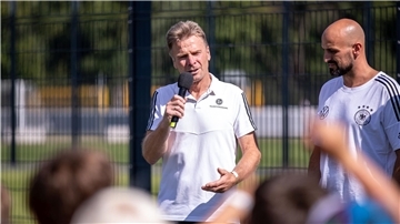 Markus Hirte (links) beim Kinderfussball-Festival am DFB Campus, daneben Antonio Di Salvo.