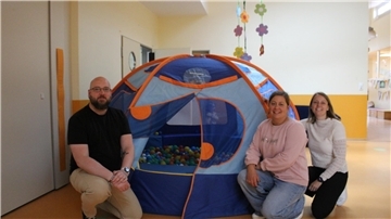 Markus Otte (von links), Leiter der Oste-Wichtel sowie Nadine Adebahr und Karen Allers vom Förderverein Kita Oste-Wichtel in Heeslingen freuen sich über das neue Bällebad. 