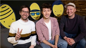 Markus Pauli (l-r), Lukas Nimscheck und Florian Sump von der Band ·Deine Freunde feierten ihr 10-jährigen Bandjubiläum mit einer Tournee, die am Wochenende in Hamburg mit drei Open-Air-Konzerten im Stadtpark zu Ende ging.