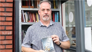 Markus Rahaus, Virologe und Autor aus Nordleda, hat seinen fünften Kriminalroman fertiggestellt: „Mordlinie“. Der spannende Krimi-Plot ist wieder mit reichlich Lokalkolorit versetzt.
