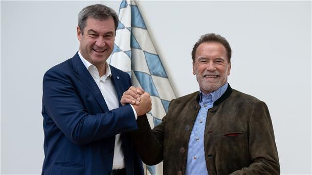 Markus Söder empfängt Arnold Schwarzenegger für die Verleihung des blauen Panthers.