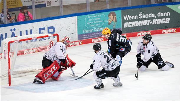 Markus Vikingstad (schwarzes Trikot) war Wegbereiter zum 1:0 für die Fischtown Pinguins.