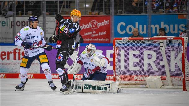 Markus Vikingstad sieht den Puck zum 2:1 für die Pinguins vorbei rauschen.