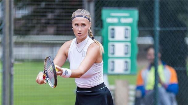 Eine Tennisspielerin vor dem Aufschlag.