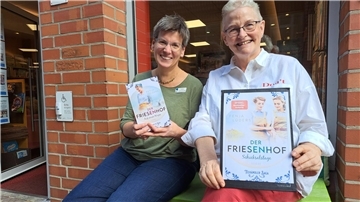 Nordenhamerin Marlies Folkens präsentiert neuen Roman (mit Verlosung) Bild der Autorin Marlies Folkens alias Fenja Lüders (rechts), die in der Buchhandlung von Anne von Bestenbostel (links) aus ihrem neuen Roman "Der Friesenhof - Schicksalstage" lesen wird.
