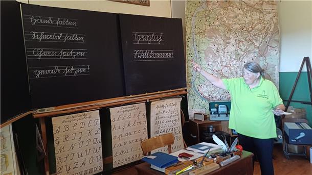 Eine alte Frau als Lehrerin.