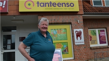 Marlis Wedemeyer gehörte zur Initiative, die für einen Supermarkt in ihrem Dorf gekämpft hat, jetzt arbeitet sie als Verkäuferin in dem allerersten Tante-Enso-Laden, der 2019 in Blender eröffnete.