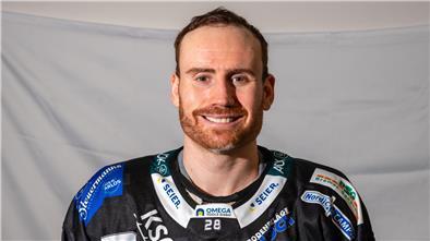 Neuzugang Marly Quince: Große Ziele, große Leidenschaft, großes Abenteuer Eishockeyspieler im schwarzen Trikot vor weißer Wand