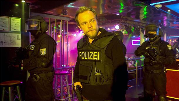 Marthaler zwischen Bahnhofsviertel und Politikerfilz Marthaler (Matthias Koeberlin) bei einer Razzia im Nachtclub „Sterntaler“.
