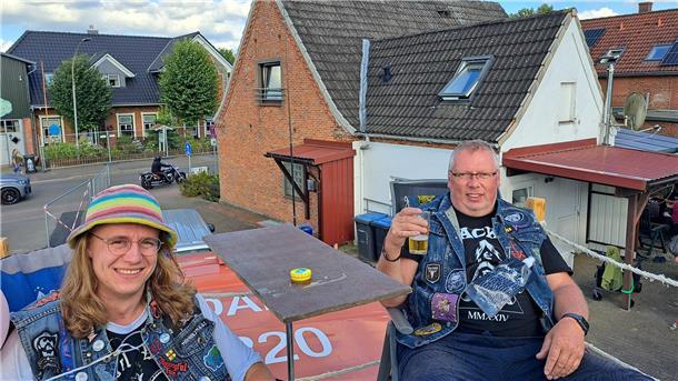 Martin Bohmann aus Osnabrück hat sich seinen Traum erfüllt: Ein Haus im Kult-Dorf Wacken, um beim Metal-Festival nicht mehr zelten zu müssen. Seine Frau ist auch immer dabei.