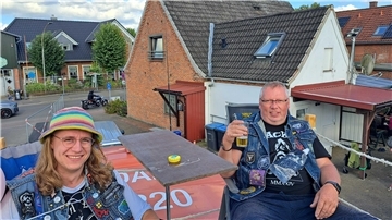 Martin Bohmann aus Osnabrück hat sich seinen Traum erfüllt: Ein Haus im Kult-Dorf Wacken, um beim Metal-Festival nicht mehr zelten zu müssen. Seine Frau ist auch immer dabei.