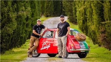 Martin Buschmann (links) und Gereon Römer mit „Luigi“ in der Toskana.