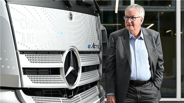Daimler Truck und Toyota wollen Lkw-Geschäft fusionieren Martin Daum, der Vorstandsvorsitzende des Nutzfahrzeugherstellers Daimler Truck, vor einem eActros Lastwagen.