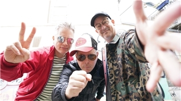 Martin „Doktor Rentz“ Vandreier (l-r), Boris „König Boris“ Lauterbach und Björn „Björn Beton“ Warns von der Hamburger Hip-Hop-Band Fettes Brot.