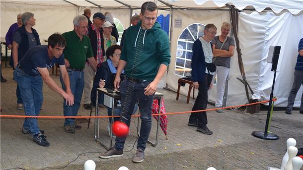 Martin Frühwacht (Bildmitte) vom Verein „De Dieklüe“ aus Norderschweiburg versuchte sich beim Luftkegeln. Insgesamt gingen in Augustgroden 100 Mannschaften an den Start.