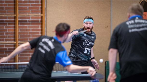 Zwei Männer des TSV Lunestedt spielen Tischtennis.