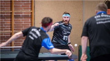 Zwei Männer des TSV Lunestedt spielen Tischtennis.