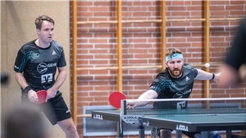 Tischtennis-Regionalligist TSV Lunestedt macht Klassenerhalt perfekt Martin Gluza (links, hier mit Anton Depperschmidt) war der Matchwinner für den TSV Lunestedt.